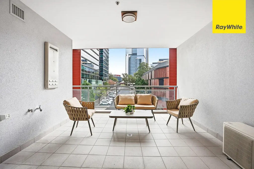 Parramatta 3房 Parramatta核心地带 宽敞3卧公寓 主卧带套间 现代厨房石台面 基础设施完善 步行可达CBD与河岸 Prime Parramatta CBD Family Living Opposite Parramatta Public School & Police HQ