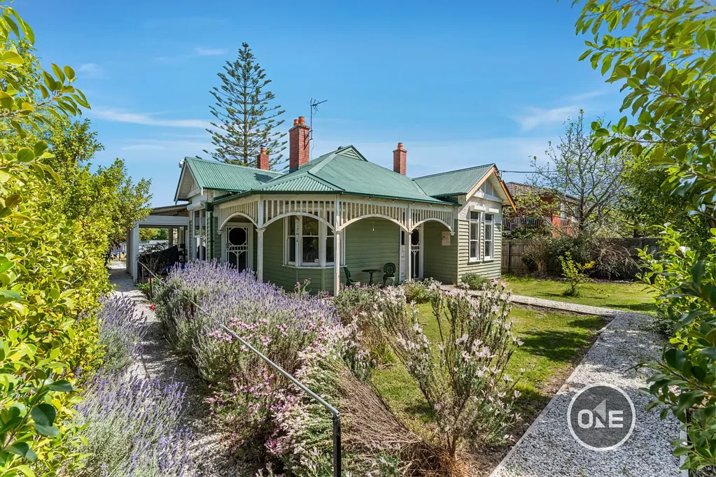 Glen Iris 3房 1073平米转角地块 潜在分割选择 爱德华时代建筑 优雅时期细节 三卧智能设计 靠近Malvern Rd购物中心 两面临街发挥潜力 Baltic Pine地板 高天花板 壁炉客厅 宽敞主卧 翻新浴室 水暖供暖 宽敞后院 街道外停车 A heartwarming corner original on a generous 1073 sqm (approx.)