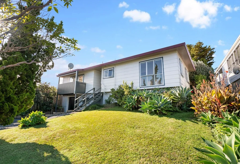 Delightful home with sea views