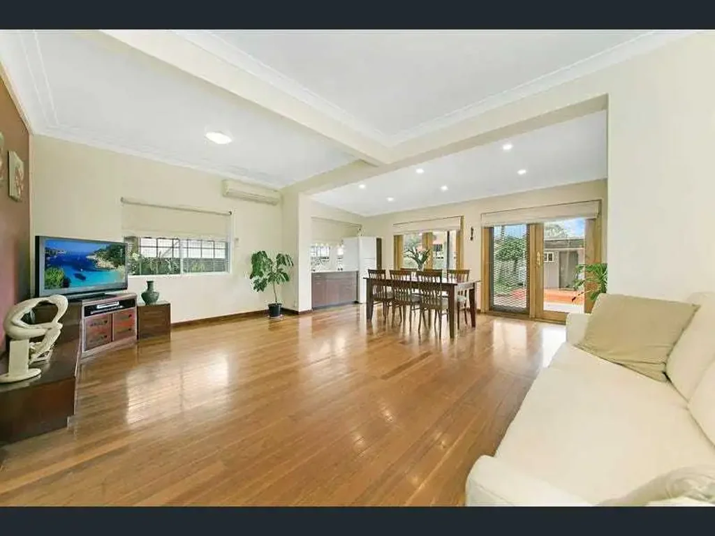 Kingsgrove 5બેડરૂમ A Home That Delivers Lifestyle & Income