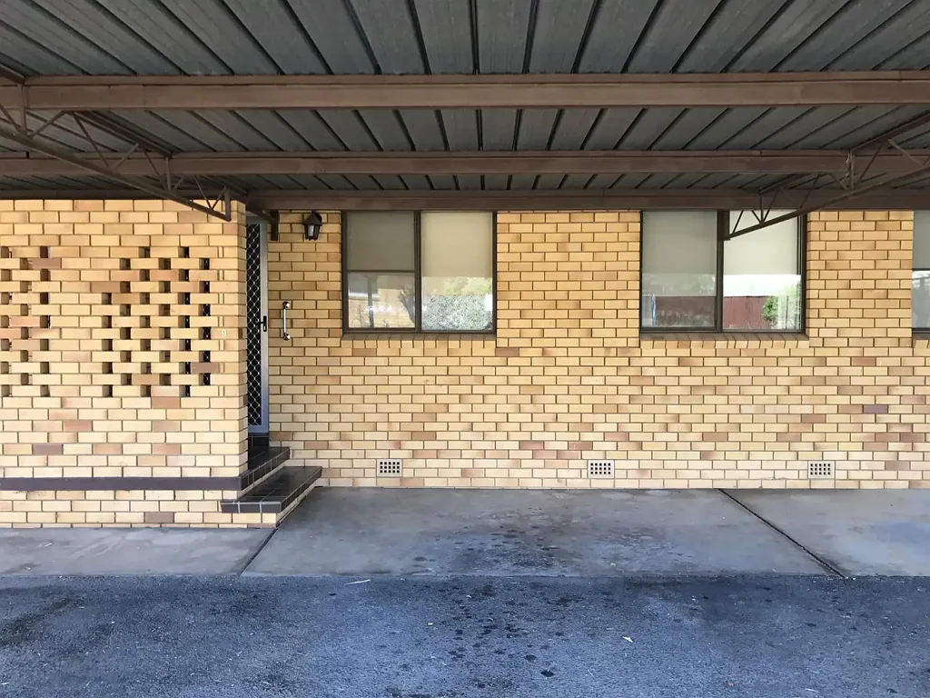 Well presented one bedroom unit walking distance to Southgat