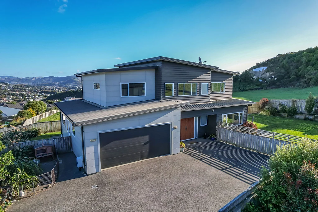 Aotea 4 Bedroom Spacious Family Living Backing Onto Reserve