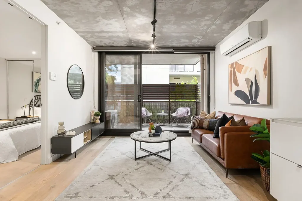 St Kilda 1房 位于“The Carlisle”St Kilda 的现代一居室带书房公寓 Modern One Bedroom with Study at 'The Carlisle' St Kilda