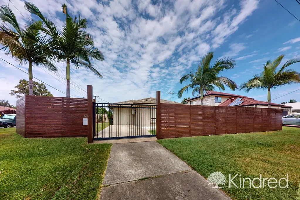 Spacious Family Home With Outdoor Living - 2 Minutes From The Waterfront