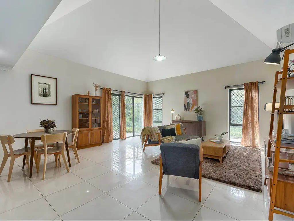 Sunnybank 3房 地理位置优越，拎包入住！ Conveniently Located & Move In Ready!