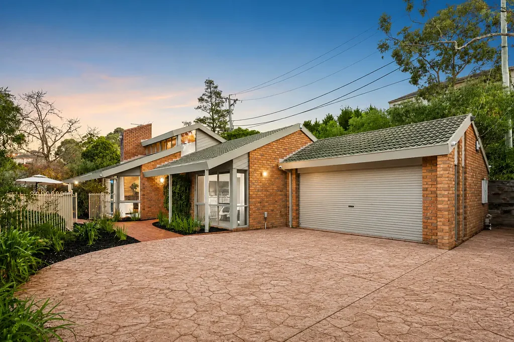 Templestowe 4Zimmer Sophisticated Poolside Entertainer with Exceptional Parking