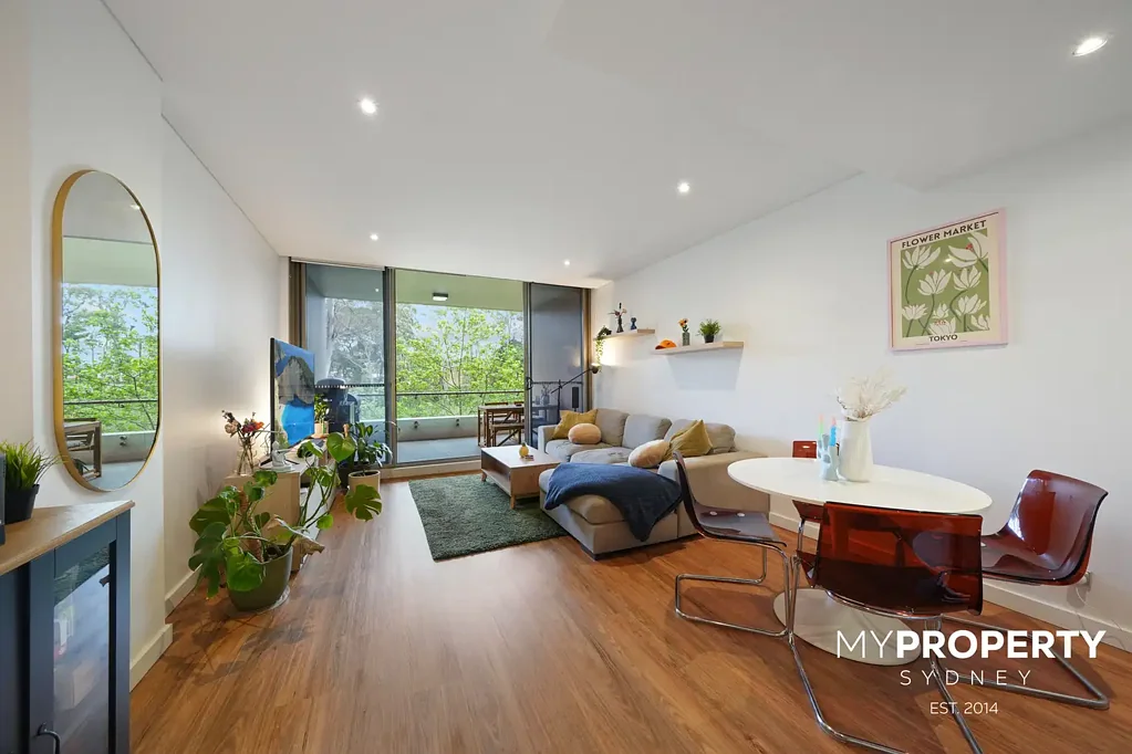 IMMACULATELY PRESENTED TOWNHOUSE-STYLE APARTMENT