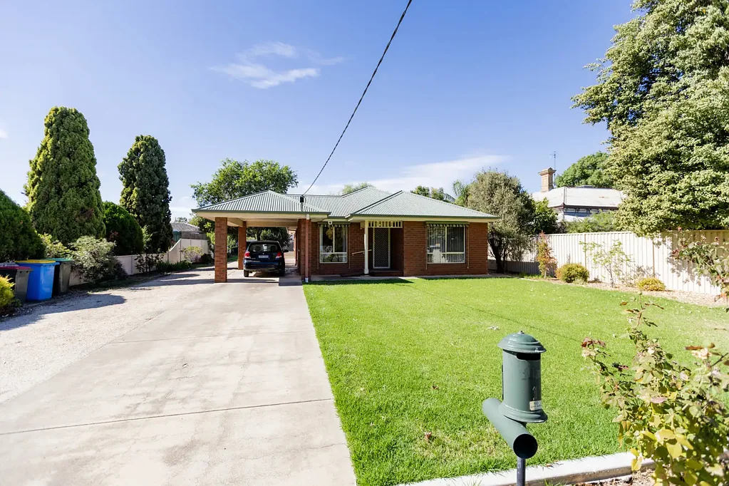 Nathalia 3房  Family Home with Development Potential