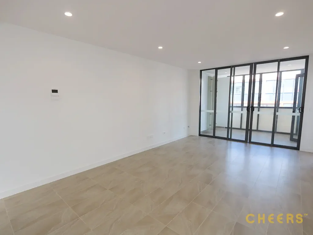 Coastal Mordern 2 bedroom apartment in the Heart of Dee Why - Double Car Spaces