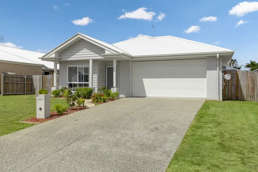 Pialba 4Zimmer Coastal Style, Space & Sophistication in Ocean Blue Estate