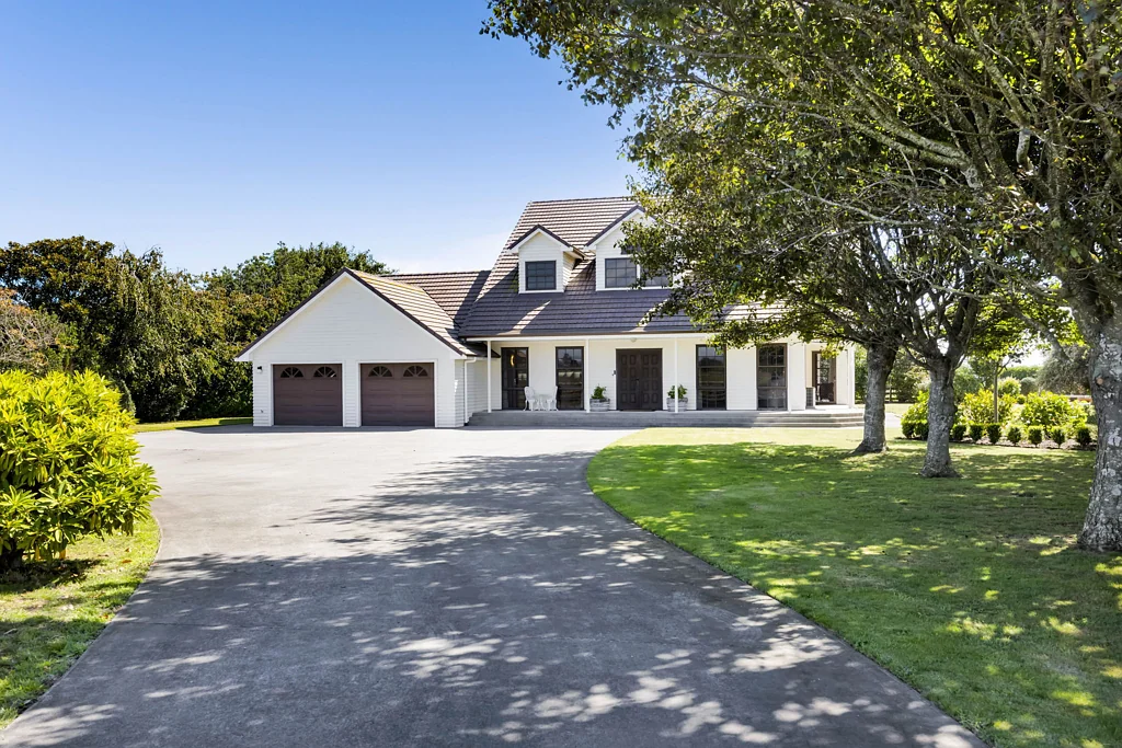 Hawera Cape Cod farmhouse with stunning Mountain views
