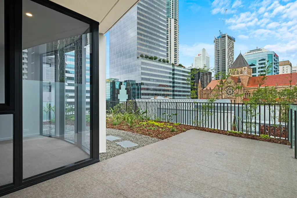 Glamorous Inner City Pad With Spacious Patio!