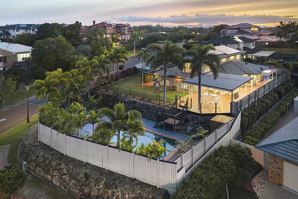 Bridgeman Downs 5બેડરૂમ Expansive Living on a 1000sqm Corner Block!