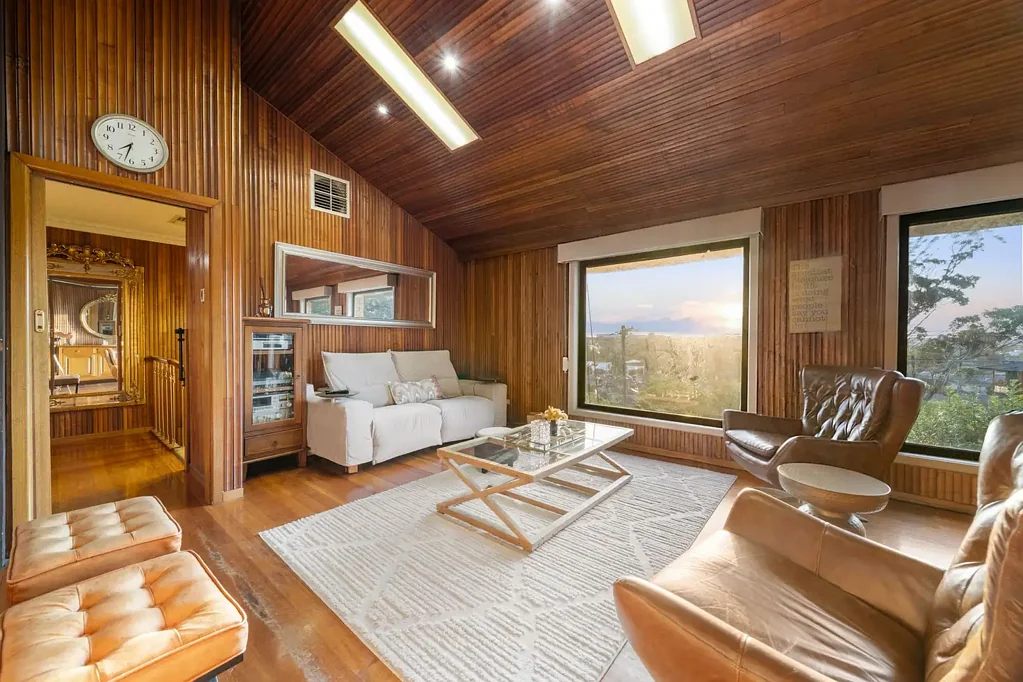 Pascoe Vale 6房 宽敞坚固空间 909平米优质地块 城市天际线景观 独立 downstairs residence 宽敞遮盖户外区 家庭办公室健身房 AN EXPANSIVE OASIS THAT'S TRULY TIMELESS ON 909sqm approx.