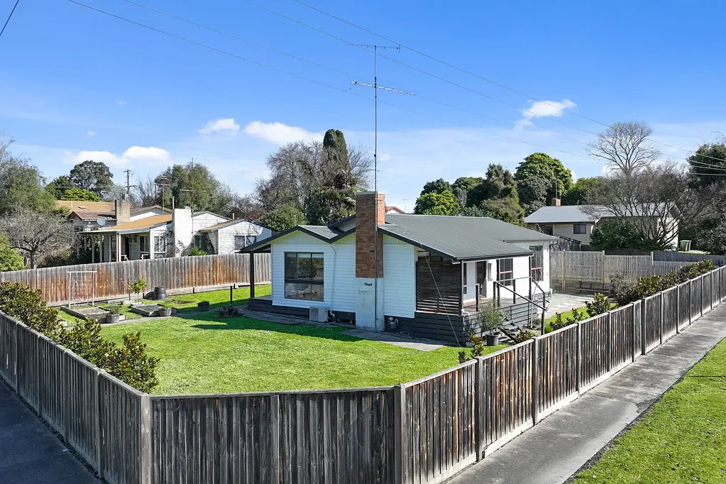 Newborough 4chambre STYLISH & REFRESHED HOME, LARGE ALLOMENT, FAMILY FRIENDLY LOCATION