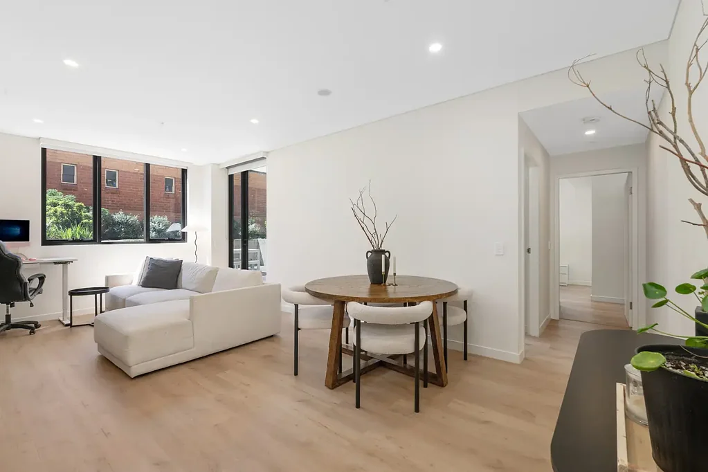 Bexley 2房 定制豪华设计 独特庭院娱乐 精致燃气厨房 高品质双卫浴 安全地下车库 靠近村社设施 Luxurious Large Garden Apartment in Supreme Lifestyle Setting