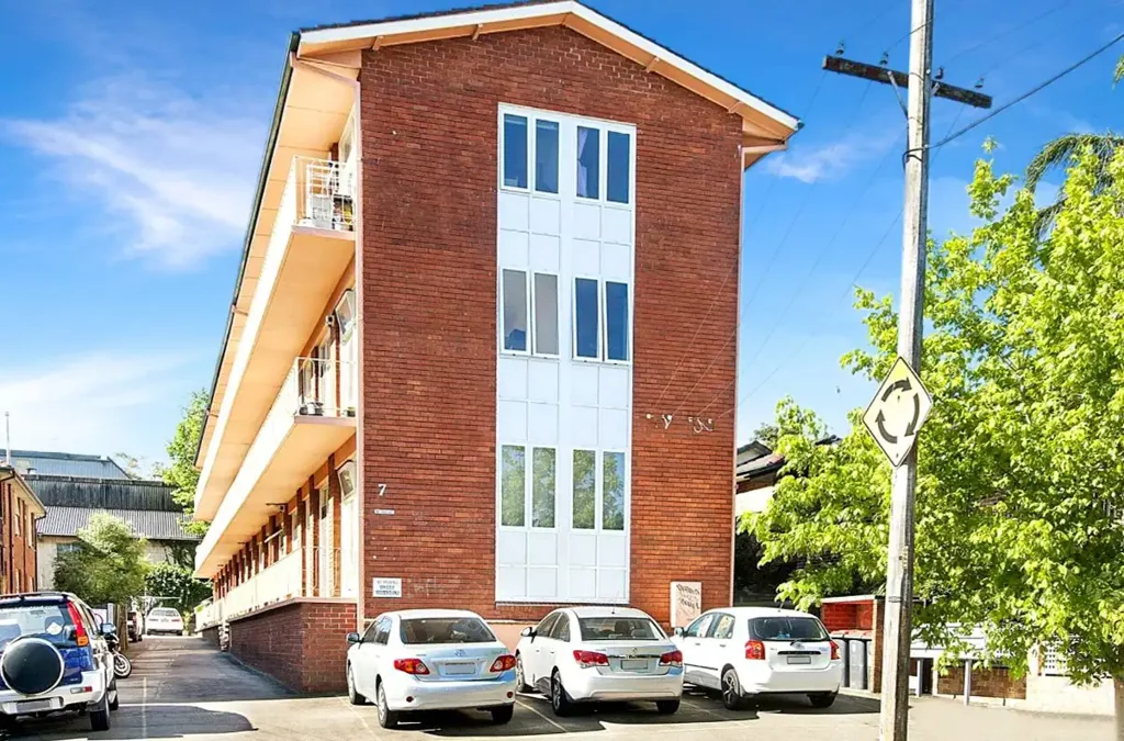 Modern, 2 bedroom residence in popular location