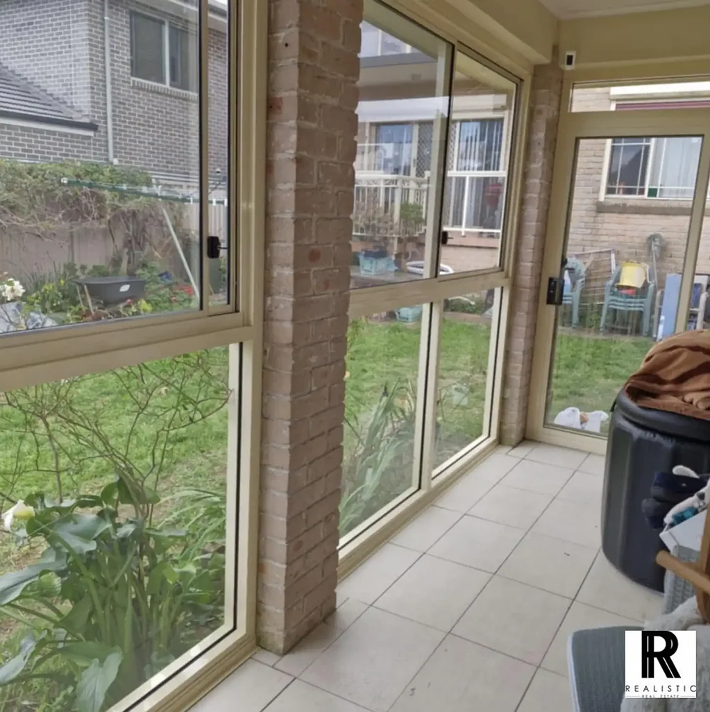 GRANNY FLAT WITH OWN ACCESS.