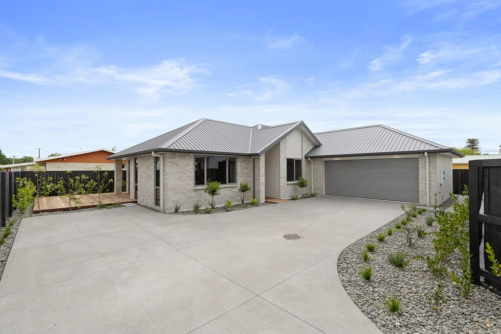 Leamington 3房  Brick-build, park-side, move in ready