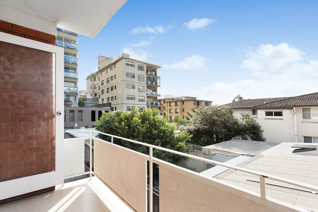 Randwick 2ห้องนอน Peacefully Located To The Rear, North Facing Two Bedroom Apartment With Lock Up Garage