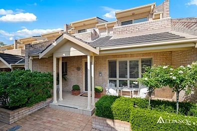 Picnic Point 3 Slaapkamer Full-Brick Townhouse with oversized triple lock-up garage and bush views