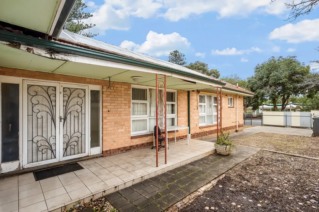 Kensington Gardens 6બેડરૂમ Original Family Home on a Substantial Corner Allotment