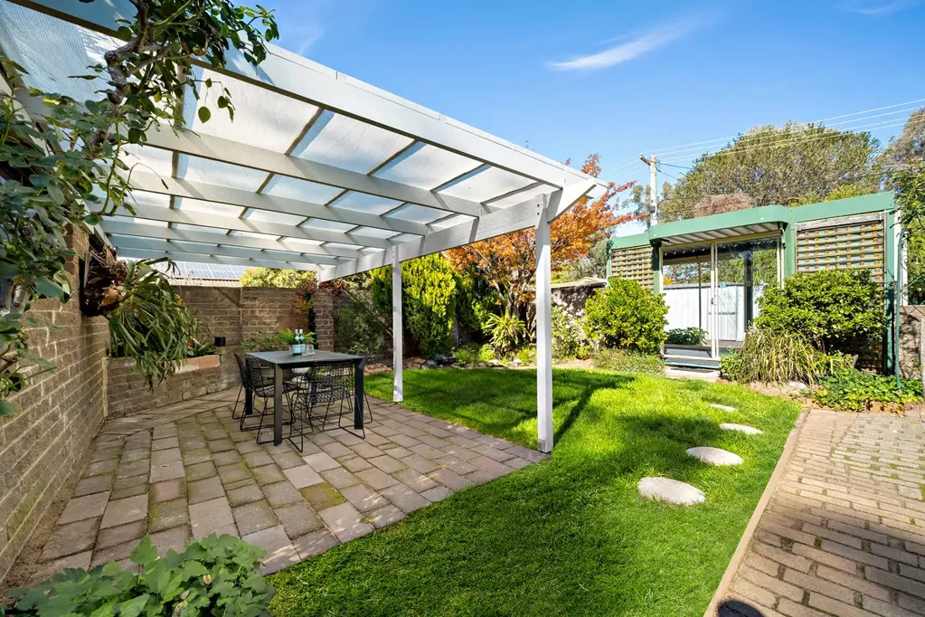 Holt 4房  A Hidden Gem in Holt - Warmth, Charm & Endless Outdoor Living!