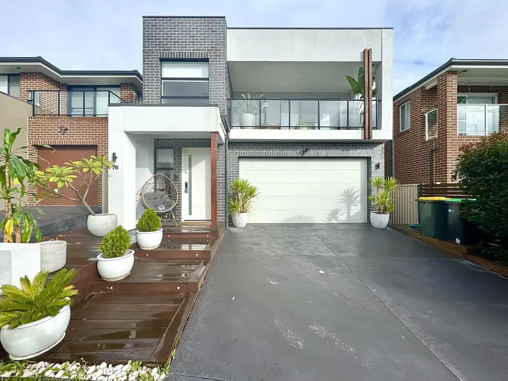 Spacious Family Home with Solar Panels in a Prime The Ponds Location