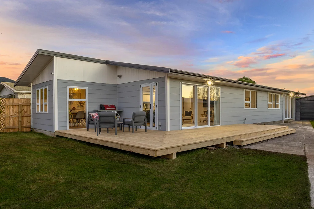 Raumati Beach 4部屋 She's Almost New - 4 Beds Too!!!