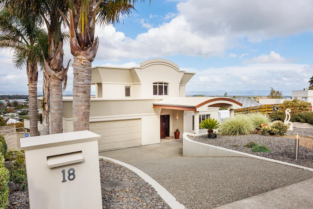 Feilding 5 Slaapkamer Architectural masterpiece with commanding views