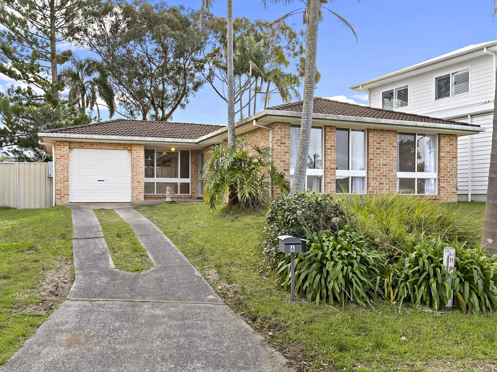 Four Bedroom Home in Highly Sought After Bateau Bay!