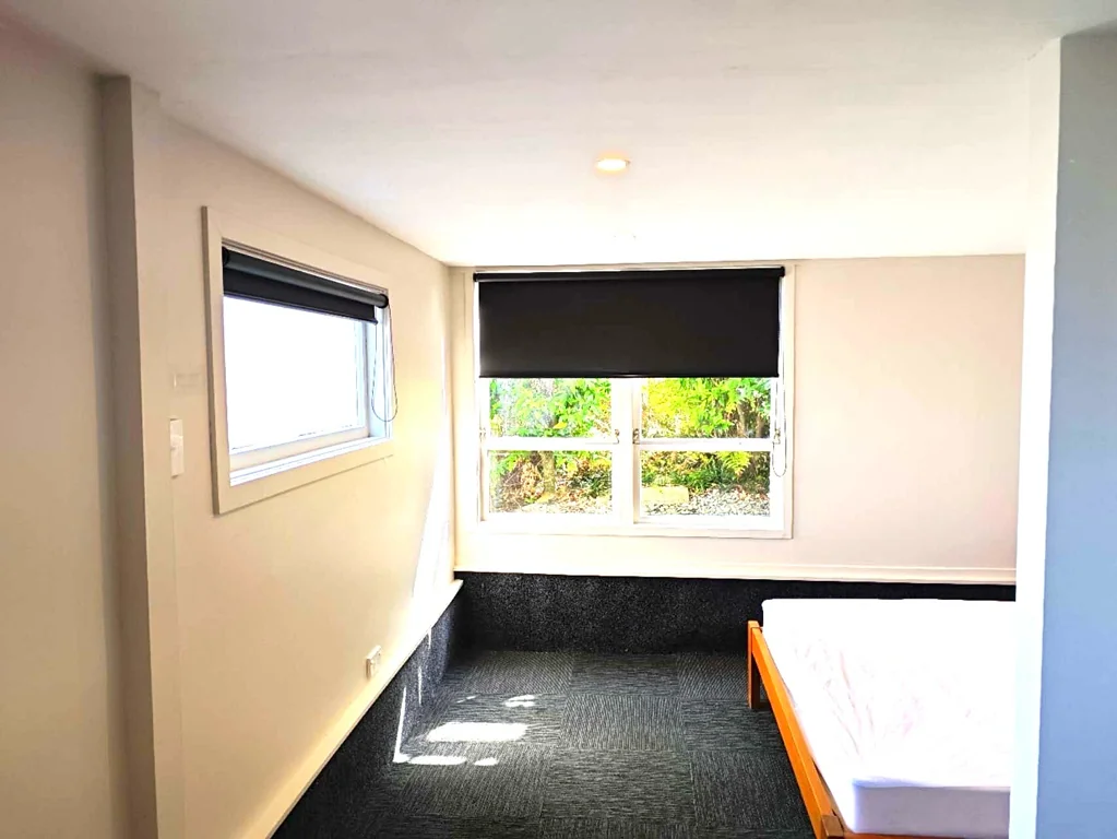 中区，长租！全包！拎包入住！整洁 阳光 干燥安静的独立出入一房一厅一卫一厨房+洗衣房，超多个大衣柜，包家具家电水电网！随时入住。诚招单人$330，双人$380。友善房东，门口大量停车位