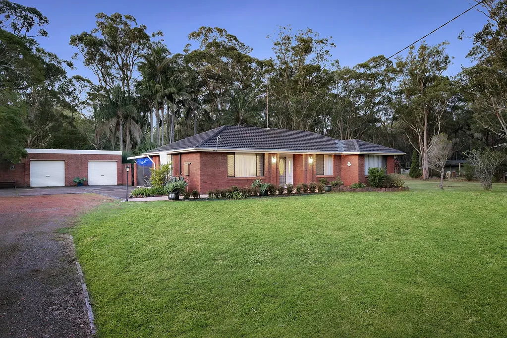 Salt Ash 3Zimmer Outstanding Lifestyle Opportunity on Lush Acreage