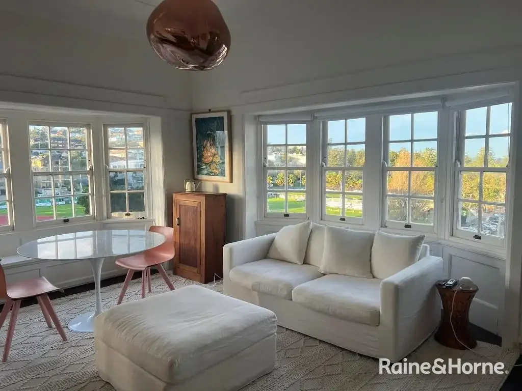 STUNNING TWO BEDROOM WITH LUG & VIEWS!!